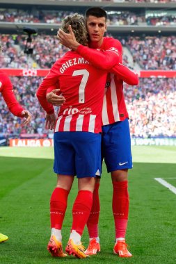 Madrid, İspanya - 13 Nisan 2024: Metropolitan 'da Atletico de Madrid ile Girona FC arasında oynanan lig maçı. Atletik oyuncular. Bir golü kutluyoruz profesyonel futbolcular..