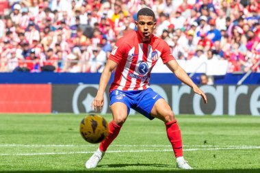 Madrid, İspanya - 13 Nisan 2024: Metropolitan 'da Atletico de Madrid ile Girona FC arasında oynanan lig maçı. Atletik oyuncular. Bir golü kutluyoruz profesyonel futbolcular..