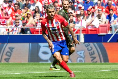 Madrid, İspanya - 13 Nisan 2024: Metropolitan 'da Atletico de Madrid ile Girona FC arasında oynanan lig maçı. Atletik oyuncular. Bir golü kutluyoruz profesyonel futbolcular..