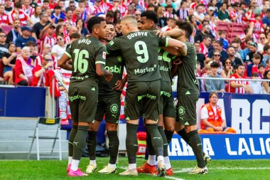 Madrid, İspanya - 13 Nisan 2024: Metropolitan 'da Atletico de Madrid ile Girona FC arasında oynanan lig maçı. Girona oyuncuları. Bir golü kutluyoruz profesyonel futbolcular..