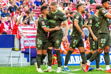 Madrid, İspanya - 13 Nisan 2024: Metropolitan 'da Atletico de Madrid ile Girona FC arasında oynanan lig maçı. Girona oyuncuları. Bir golü kutluyoruz profesyonel futbolcular..