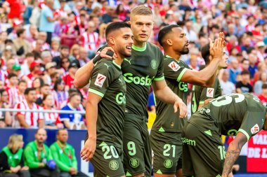 Madrid, İspanya - 13 Nisan 2024: Metropolitan 'da Atletico de Madrid ile Girona FC arasında oynanan lig maçı. Girona oyuncuları. Bir golü kutluyoruz profesyonel futbolcular..