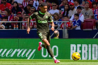 Madrid, İspanya - 13 Nisan 2024: Metropolitan 'da Atletico de Madrid ile Girona FC arasında oynanan lig maçı. Girona oyuncuları. Bir golü kutluyoruz profesyonel futbolcular..