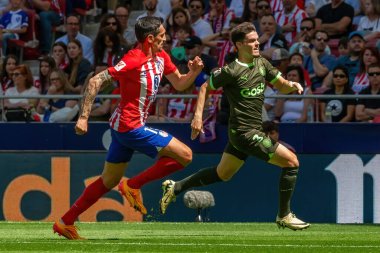 Madrid, İspanya - 13 Nisan 2024: Metropolitan 'da Atletico de Madrid ile Girona FC arasında oynanan lig maçı. Girona oyuncuları. Bir golü kutluyoruz profesyonel futbolcular..