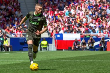 Madrid, İspanya - 13 Nisan 2024: Metropolitan 'da Atletico de Madrid ile Girona FC arasında oynanan lig maçı. Girona oyuncuları. Bir golü kutluyoruz profesyonel futbolcular..