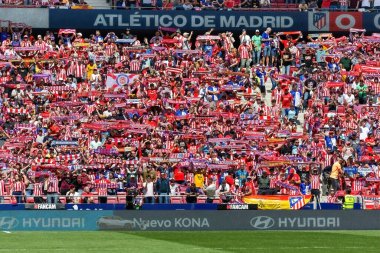 Madrid, İspanya - 13 Nisan 2024: Metropolitan 'da Atletico de Madrid ile Girona FC arasında oynanan lig maçı. Bir golü kutluyoruz profesyonel futbolcular..