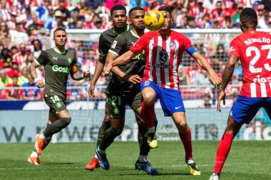 Madrid, İspanya - 13 Nisan 2024: Metropolitan 'da Atletico de Madrid ile Girona FC arasında oynanan lig maçı. Bir golü kutluyoruz profesyonel futbolcular..