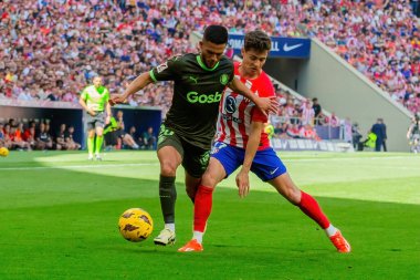 Madrid, İspanya - 13 Nisan 2024: Metropolitan 'da Atletico de Madrid ile Girona FC arasında oynanan lig maçı. Bir golü kutluyoruz profesyonel futbolcular..