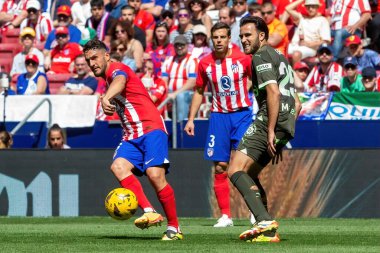 Madrid, İspanya - 13 Nisan 2024: Metropolitan 'da Atletico de Madrid ile Girona FC arasında oynanan lig maçı. Bir golü kutluyoruz profesyonel futbolcular..