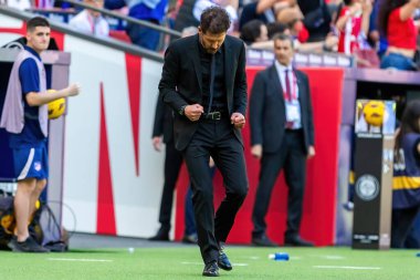 Madrid, İspanya - 13 Nisan 2024: Metropolitan 'da Atletico de Madrid ile Girona FC arasında oynanan lig maçı. Koç Simeone. Atletico Madrid oyuncuları. Profesyonel futbolcular..