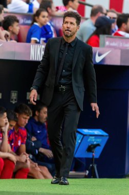 Madrid, İspanya - 13 Nisan 2024: Metropolitan 'da Atletico de Madrid ile Girona FC arasında oynanan lig maçı. Koç Simeone. Atletico Madrid oyuncuları. Profesyonel futbolcular..