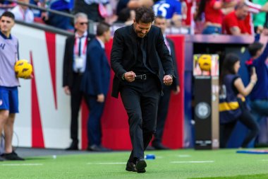 Madrid, İspanya - 13 Nisan 2024: Metropolitan 'da Atletico de Madrid ile Girona FC arasında oynanan lig maçı. Koç Simeone. Atletico Madrid oyuncuları. Profesyonel futbolcular..