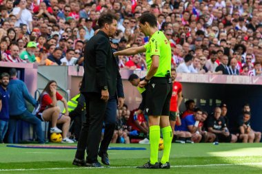 Madrid, İspanya - 13 Nisan 2024: Metropolitan 'da Atletico de Madrid ile Girona FC arasında oynanan lig maçı. Koç Simeone. Atletico Madrid oyuncuları. Profesyonel futbolcular..