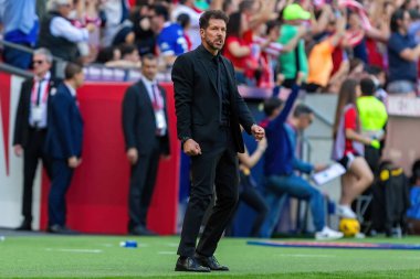 Madrid, İspanya - 13 Nisan 2024: Metropolitan 'da Atletico de Madrid ile Girona FC arasında oynanan lig maçı. Koç Simeone. Atletico Madrid oyuncuları. Profesyonel futbolcular..