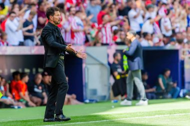 Madrid, İspanya - 13 Nisan 2024: Metropolitan 'da Atletico de Madrid ile Girona FC arasında oynanan lig maçı. Koç Simeone. Atletico Madrid oyuncuları. Profesyonel futbolcular..
