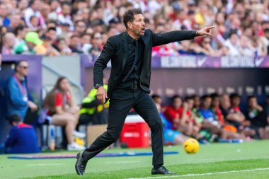 Madrid, İspanya - 13 Nisan 2024: Metropolitan 'da Atletico de Madrid ile Girona FC arasında oynanan lig maçı. Koç Simeone. Atletico Madrid oyuncuları. Profesyonel futbolcular..