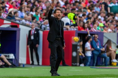 Madrid, İspanya - 13 Nisan 2024: Metropolitan 'da Atletico de Madrid ile Girona FC arasında oynanan lig maçı. Koç Simeone. Atletico Madrid oyuncuları. Profesyonel futbolcular..