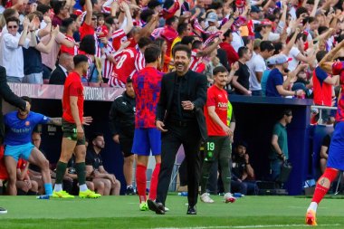 Madrid, İspanya - 13 Nisan 2024: Metropolitan 'da Atletico de Madrid ile Girona FC arasında oynanan lig maçı. Koç Simeone. Atletico Madrid oyuncuları. Profesyonel futbolcular..