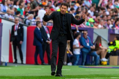 Madrid, İspanya - 13 Nisan 2024: Metropolitan 'da Atletico de Madrid ile Girona FC arasında oynanan lig maçı. Koç Simeone. Atletico Madrid oyuncuları. Profesyonel futbolcular..