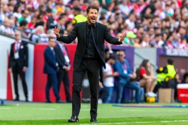 Madrid, İspanya - 13 Nisan 2024: Metropolitan 'da Atletico de Madrid ile Girona FC arasında oynanan lig maçı. Koç Simeone. Atletico Madrid oyuncuları. Profesyonel futbolcular..