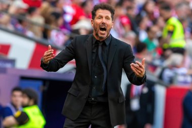 Madrid, İspanya - 13 Nisan 2024: Metropolitan 'da Atletico de Madrid ile Girona FC arasında oynanan lig maçı. Koç Simeone. Atletico Madrid oyuncuları. Profesyonel futbolcular..