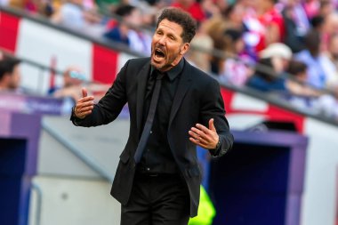 Madrid, İspanya - 13 Nisan 2024: Metropolitan 'da Atletico de Madrid ile Girona FC arasında oynanan lig maçı. Koç Simeone. Atletico Madrid oyuncuları. Profesyonel futbolcular..