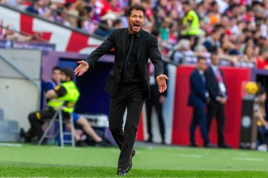 Madrid, İspanya - 13 Nisan 2024: Metropolitan 'da Atletico de Madrid ile Girona FC arasında oynanan lig maçı. Koç Simeone. Atletico Madrid oyuncuları. Profesyonel futbolcular..