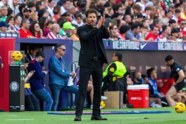 Madrid, İspanya - 13 Nisan 2024: Metropolitan 'da Atletico de Madrid ile Girona FC arasında oynanan lig maçı. Koç Simeone. Atletico Madrid oyuncuları. Profesyonel futbolcular..
