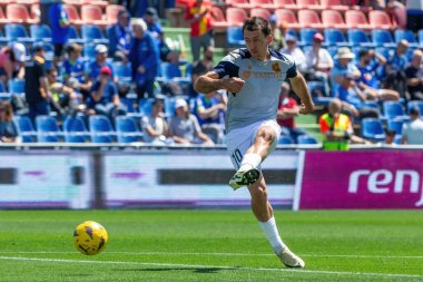 Madrid, İspanya - 21 Nisan 2024 Getafe Fc ve Real Sociedad arasındaki lig maçı. Top oynayan gerçek Sociedad oyuncuları. Futbol maçı. Profesyonel futbolcular.