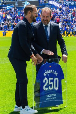 Madrid, İspanya - 21 Nisan 2024 Getafe Fc ve Real Sociedad arasındaki lig maçı. Jos Bordals bu tişörtü Getafe 'nin koçu olarak 250. kez giymiştir. Futbol oyunu.