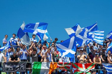 Madrid, İspanya - 21 Nisan 2024 Getafe Fc ve Real Sociedad arasındaki lig maçı. Gerçek Sociedad hayranları. Futbol maçı. Profesyonel futbolcular.