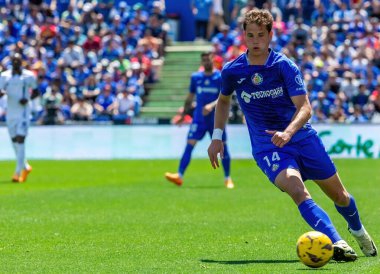 Madrid, İspanya - 21 Nisan 2024 Getafe Fc ve Real Sociedad arasındaki lig maçı. Top Getafe FC oyuncularında. Futbol maçı. Profesyonel futbolcular.