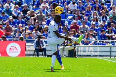 Madrid, İspanya - 21 Nisan 2024 Getafe Fc ve Real Sociedad arasındaki lig maçı. Top oynayan gerçek Sociedad oyuncuları. Futbol maçı. Profesyonel futbolcular.