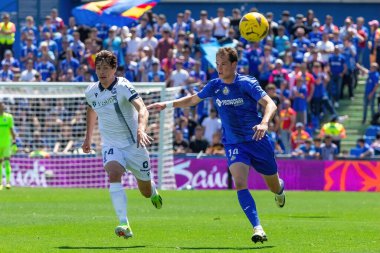 Madrid, İspanya - 21 Nisan 2024 Getafe Fc ve Real Sociedad arasındaki lig maçı. Top oynayan gerçek Sociedad oyuncuları. Futbol maçı. Profesyonel futbolcular.