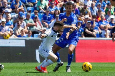 Madrid, İspanya - 21 Nisan 2024 Getafe Fc ve Real Sociedad arasındaki lig maçı. Top oynayan gerçek Sociedad oyuncuları. Futbol maçı. Profesyonel futbolcular.