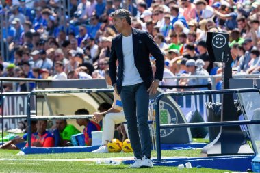 Madrid, İspanya - 21 Nisan 2024 Getafe Fc ve Real Sociedad arasındaki lig maçı. Inmanol Alguasil koçu. Futbol maçı. Profesyonel futbolcular.
