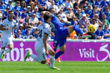 Madrid, İspanya - 21 Nisan 2024 Getafe Fc ve Real Sociedad arasındaki lig maçı. Top oynayan gerçek Sociedad oyuncuları. Futbol maçı. Profesyonel futbolcular.