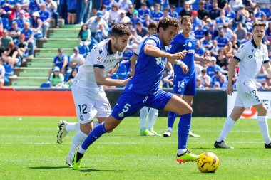 Madrid, İspanya - 21 Nisan 2024 Getafe Fc ve Real Sociedad arasındaki lig maçı. Top oynayan gerçek Sociedad oyuncuları. Futbol maçı. Profesyonel futbolcular.