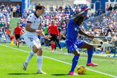 Madrid, İspanya - 21 Nisan 2024 Getafe Fc ve Real Sociedad arasındaki lig maçı. Top oynayan gerçek Sociedad oyuncuları. Futbol maçı. Profesyonel futbolcular.