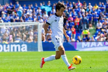 Madrid, İspanya - 21 Nisan 2024 Getafe Fc ve Real Sociedad arasındaki lig maçı. Top oynayan gerçek Sociedad oyuncuları. Futbol maçı. Profesyonel futbolcular.