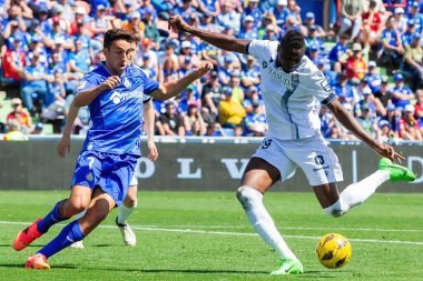 Madrid, İspanya - 21 Nisan 2024 Getafe Fc ve Real Sociedad arasındaki lig maçı. Top oynayan gerçek Sociedad oyuncuları. Futbol maçı. Profesyonel futbolcular.