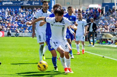 Madrid, İspanya - 21 Nisan 2024 Getafe Fc ve Real Sociedad arasındaki lig maçı. Top oynayan gerçek Sociedad oyuncuları. Futbol maçı. Profesyonel futbolcular.