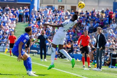 Madrid, İspanya - 21 Nisan 2024 Getafe Fc ve Real Sociedad arasındaki lig maçı. Top oynayan gerçek Sociedad oyuncuları. Futbol maçı. Profesyonel futbolcular.