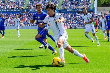 Madrid, İspanya - 21 Nisan 2024 Getafe Fc ve Real Sociedad arasındaki lig maçı. Top oynayan gerçek Sociedad oyuncuları. Futbol maçı. Profesyonel futbolcular.