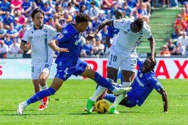 Madrid, İspanya - 21 Nisan 2024 Getafe Fc ve Real Sociedad arasındaki lig maçı. Top oynayan gerçek Sociedad oyuncuları. Futbol maçı. Profesyonel futbolcular.