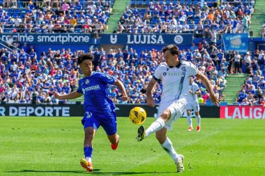 Madrid, İspanya - 21 Nisan 2024 Getafe Fc ve Real Sociedad arasındaki lig maçı. Top oynayan gerçek Sociedad oyuncuları. Futbol maçı. Profesyonel futbolcular.