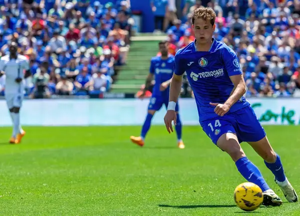 Madrid, İspanya - 21 Nisan 2024 Getafe Fc ve Real Sociedad arasındaki lig maçı. Top Getafe FC oyuncularında. Futbol maçı. Profesyonel futbolcular.