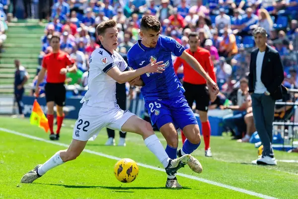 Madrid, İspanya - 21 Nisan 2024 Getafe Fc ve Real Sociedad arasındaki lig maçı. Top oynayan gerçek Sociedad oyuncuları. Futbol maçı. Profesyonel futbolcular.