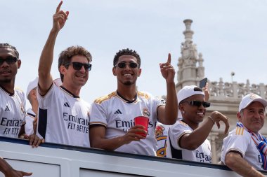 Madrid, İspanya - 12 Mayıs 2024: Real Madrid futbol takımı Plaza de Cibeles 'te 36. lig şampiyonluğunu kutladı. Judd Bellingham takım arkadaşlarıyla ligi kutluyor. Lig şampiyonları 23 / 24.
