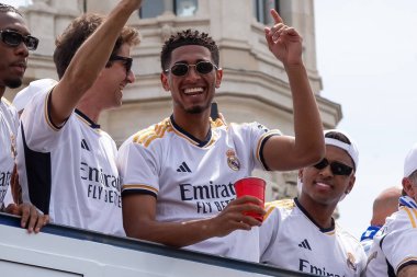 Madrid, İspanya - 12 Mayıs 2024: Real Madrid futbol takımı Plaza de Cibeles 'te 36. lig şampiyonluğunu kutladı. Judd Bellingham takım arkadaşlarıyla ligi kutluyor. Lig şampiyonları 23 / 24.